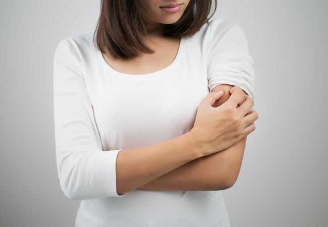 皮膚をかく女性
